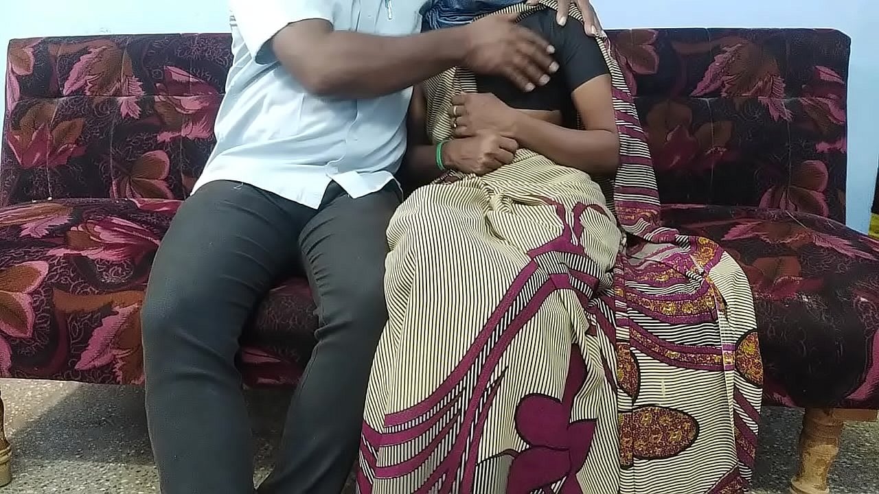 Sofe par kanta bhabhi ne boss ka lund chusa - Desi porn video