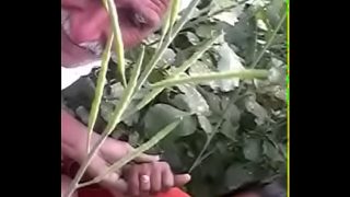 70 saal ke kisan ne 50 saal ki randi ko khet me choda