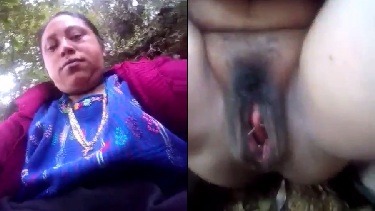 Dehati Aunty Sex - Dehati aunty ne jungle me apni chut ki selfi video banai
