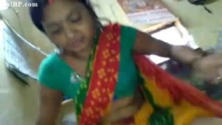 Saree wali kamwali ko lund par bithaya