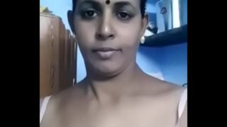 Mallu aunty ne chuchi dikhai