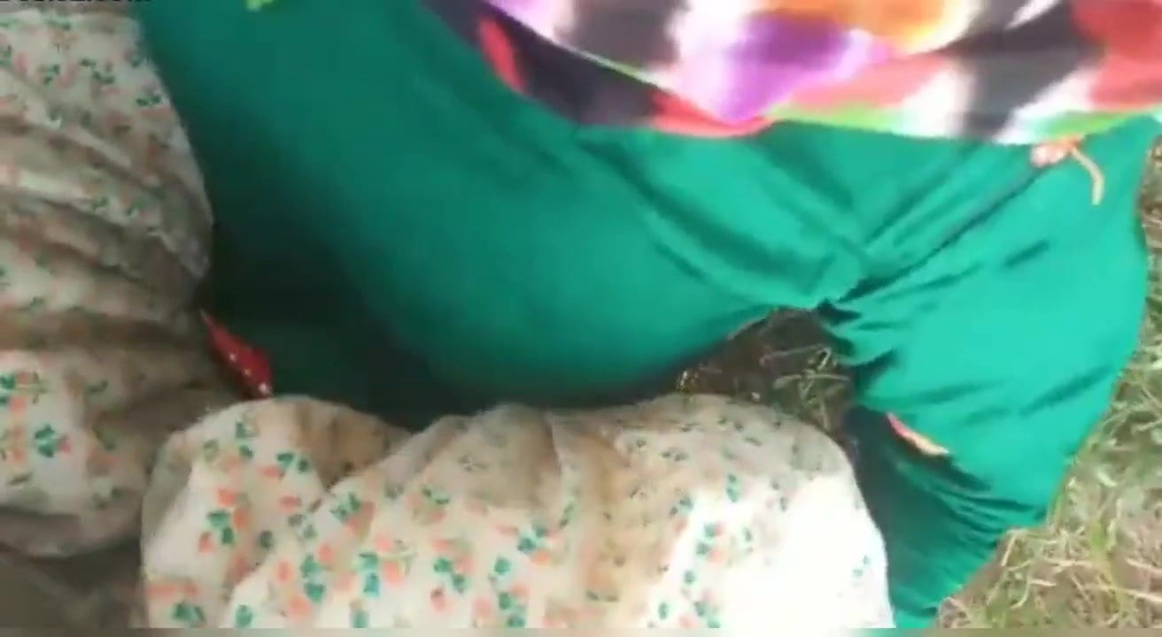 Village ki randi ko chodte pakda aur live sex video banaya