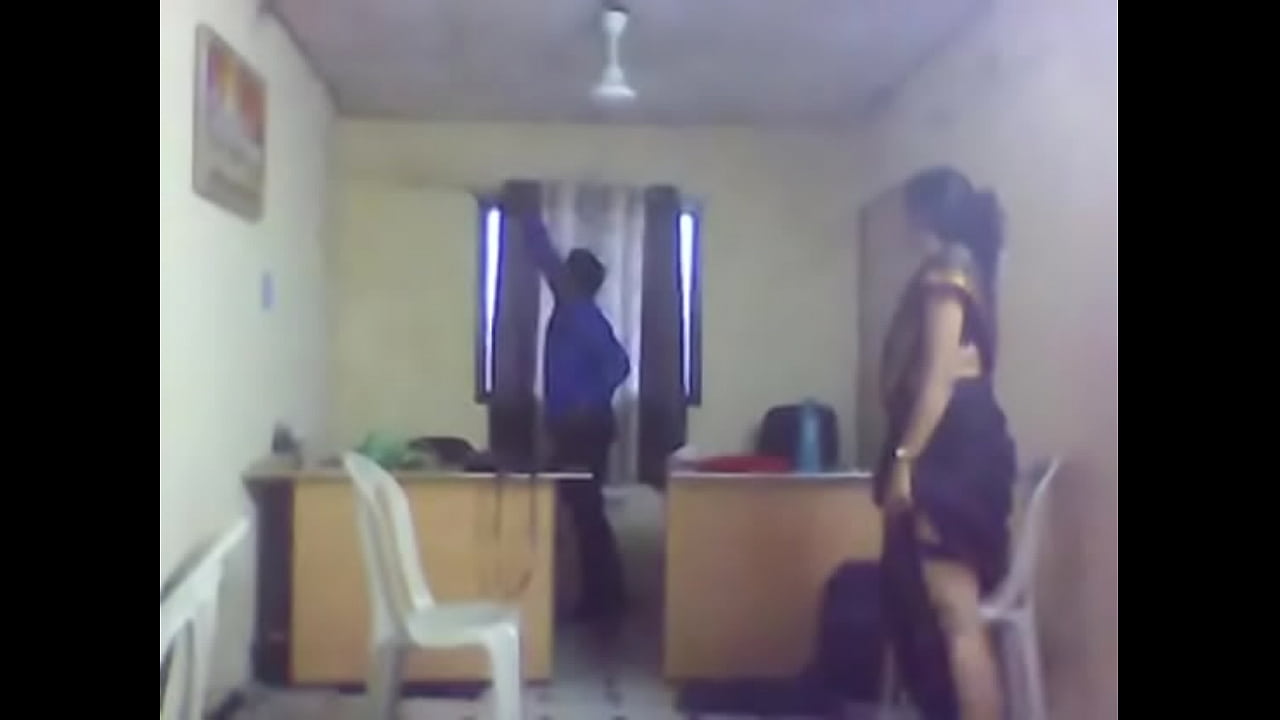 Horny marathi aunty ne office me chudwaya - Sex video