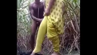 Ganne ke khet ke beech me desi village girl ki chudai