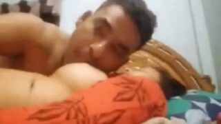 Kamwali bhabhi ke boobs chuse nawabi launde ne