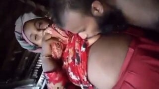 Bhabhi ke bade bade boobs ko chusta uska muslim boyfriend