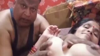 Tharki uncel nai chusa sexy kaamwali aunty ke bade boobs