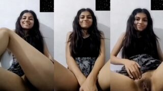 Sexy sharmili ladki videocall pe apne lover ko chut dikha rahi hai