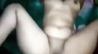 Pahli baar gaand chudai ka experience leti hot bhabhi