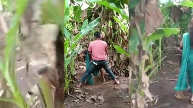 Gaon k ladko nai range hath pakad liya bhabhi ko outdoor sex k doraan