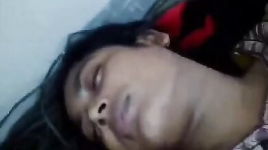 Chudai ka dard sahan nahi kar paa rahi jawan ladki
