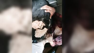 Car k backseat mai cute gf ko lund chusaake chodne ka desi car sex