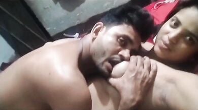 Hostel room ke andar gf ki chut chaatke choda