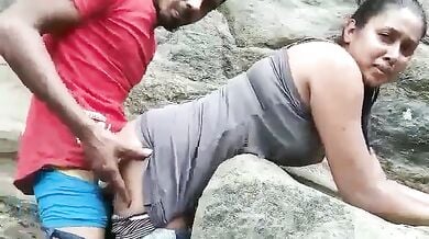 Nadi kinaare girlfriend ke sath kiya outdoor sex