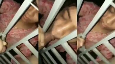 Padosan ladki ko lund chusaya khidki ke ched mai se