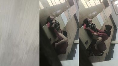 Classroom ke andar girlfriend ki chut chaatke choda
