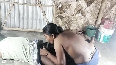 Gaanv ki moti gaand wali bhabhi chudi pura din pati ke sath