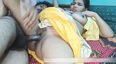Pili saree mai saji bade boobs wali bhabhi ko choda