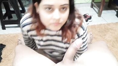 Sundar desi girlfriend lund ko chaatke chus blowjob deti hui