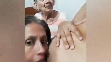 Dadi ke samne poti nai maa se chuswaaye apne big boobs