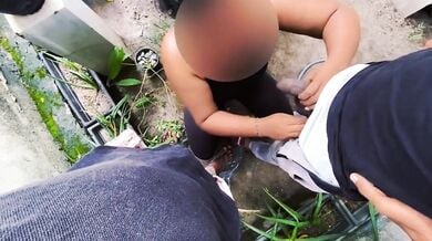 Lankan housewife khulle mai 2 bade lund ko chus rahi hai