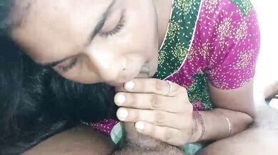 Village bhabhi gayi apne padosi ladke ke paas uska lund chuske chudne