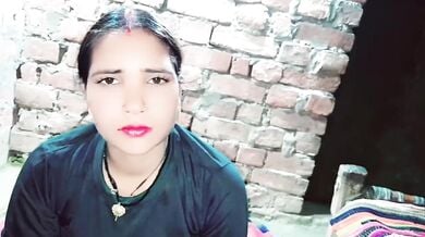 Gaanv ki patni apni kaamwasaana ko pura karti apne pati ke sath