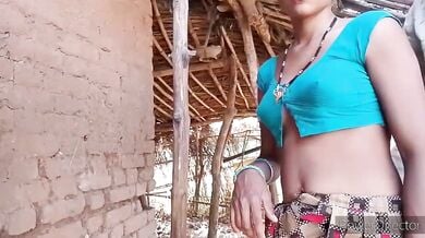 Gaanv ki slim bhabhi ki maari gaand uski jhupdi ke bahar