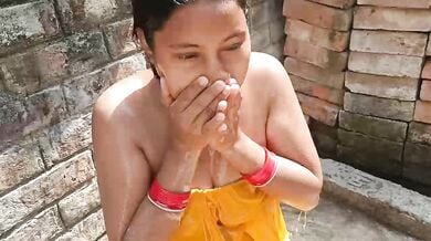 Nahaate waqt padosi ke bade lund ko chusti randi orat