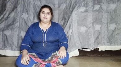 Desi moti bhabhi nai dikhai apni chikni chut or moti gaand