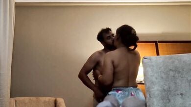 Hot tamil couple kar rahe hai hotel mai romance