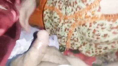 Paki bhabhi chus rahi hai apne chote devar ka chota lund