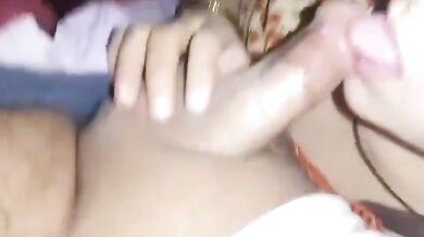 Paki bhabhi chus rahi hai apne chote devar ka chota lund