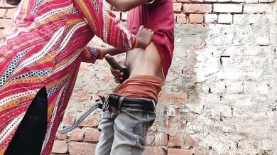 Bihari ladki apne premi ko ghar ke piche lejaa lund ko chuske chudi
