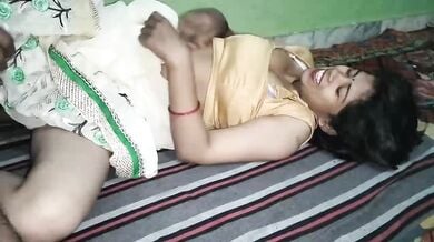 Apni tight chut ko chudwaai bhabhi nai padosi ke sath