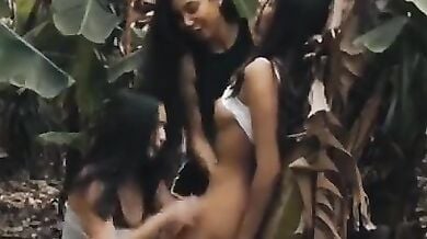 Kele ke kheto mai 3 ladkiyo nai kiya lesbian sex
