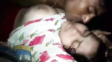 Apni moti biwi ko chod nikala lund ka pani