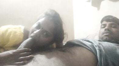 Desi bhabhi nai devar ko blowjob deke devar ke oth ko chusa