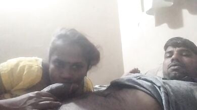 Desi bhabhi nai devar ko blowjob deke devar ke oth ko chusa
