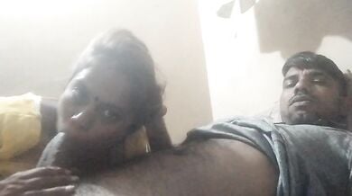 Desi bhabhi nai devar ko blowjob deke devar ke oth ko chusa