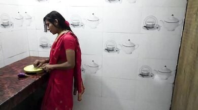 Kitchen mai slim bhabhi ko chod pilaayaa lund ka pani