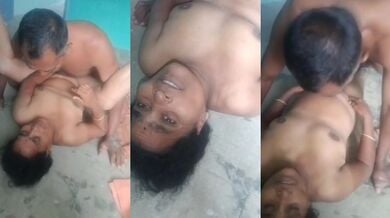 Desi mature randi ko chodtte hue ka video banaya dusre aadmi nai