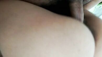 Desi cute ladki apne boyfriend ke upar letke chudi
