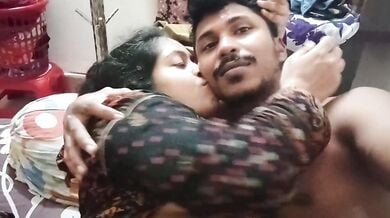 Bengali housewife ki chut ko chaatke choda uske pati nai