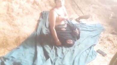 Gaanv ki bhabhi apne aashiq se chudi bhusewale room mai