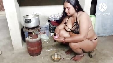 Rasoi mai khana banate bahu ko sasur nai pakadke choda