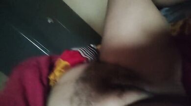 Desi mature bhabhi ki chut ko chata uske devar nai