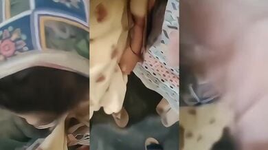 Pakistani sexy bhabhi devar ka lund chuskar apne boobs dikha rahi hai