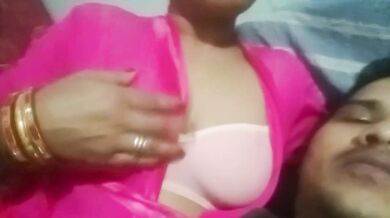 Sexy desi aunty jawan ladke se chud rahi hai
