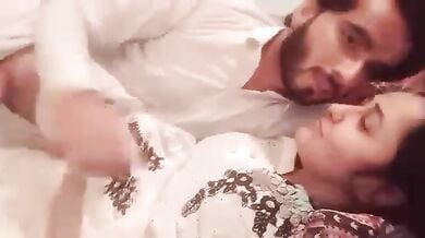 Pakistani cute ladki apne yaar ka lund chusti hui